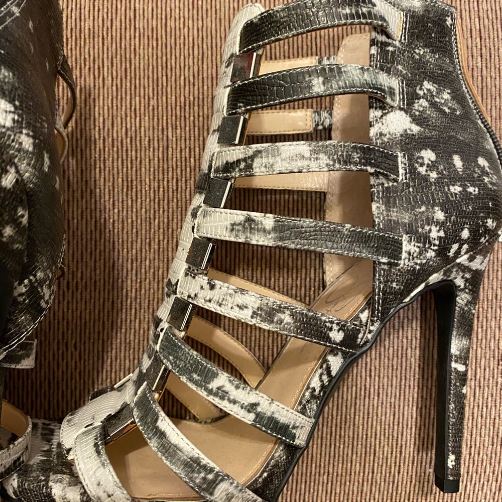 New Jessica Simpson 4 1/2” sandals 🕶sassy & fun - Picture 2 of 3